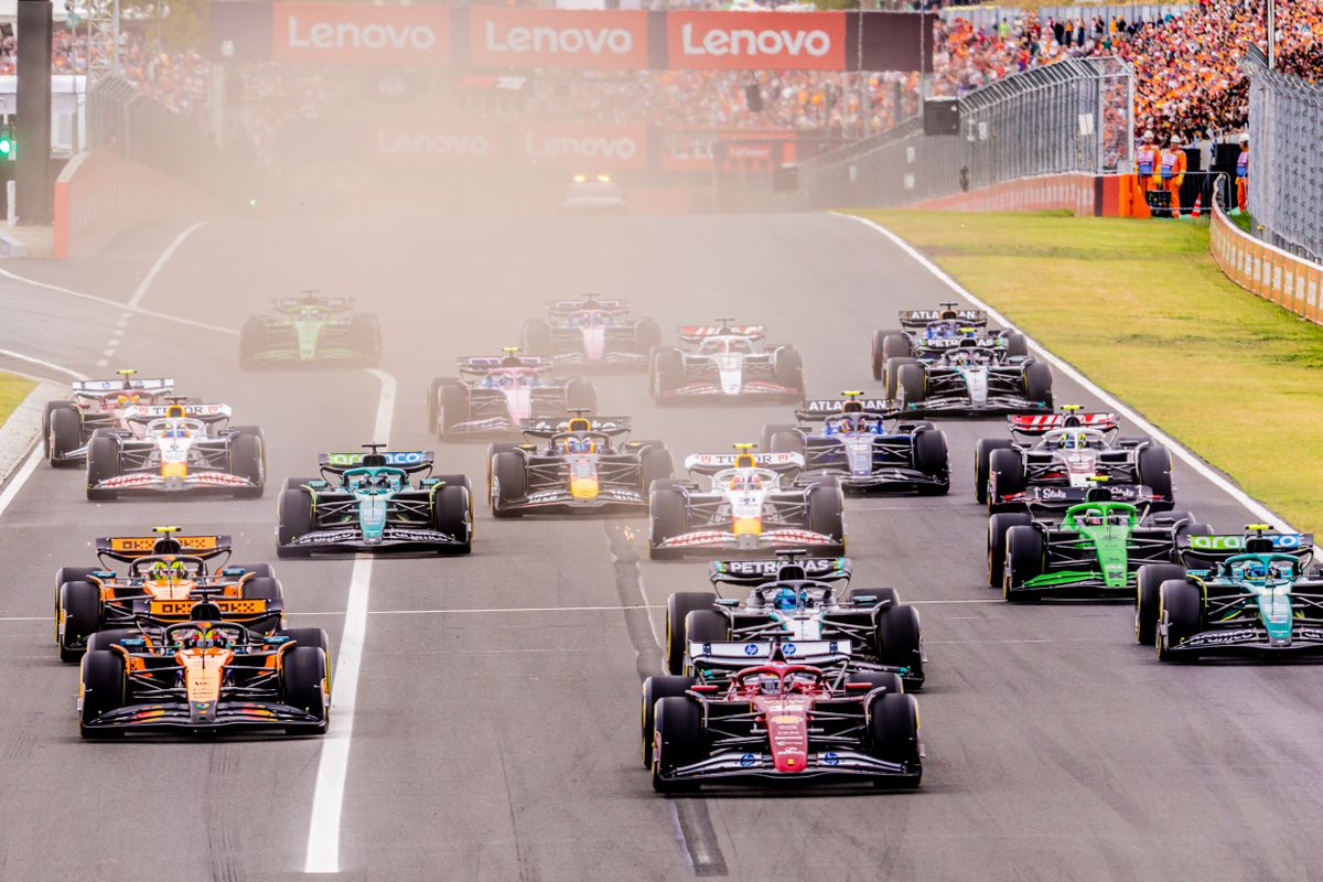 A Ferrari pilótája, Charles Leclerc fordult az élen az első kanyarban
