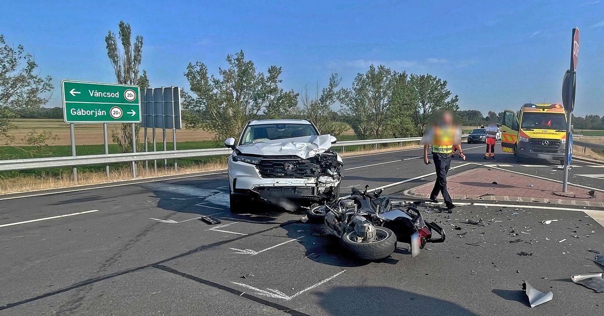 Halálos baleset az M4-esen, a kanyarodó autó nem adta meg az elsőbbséget.