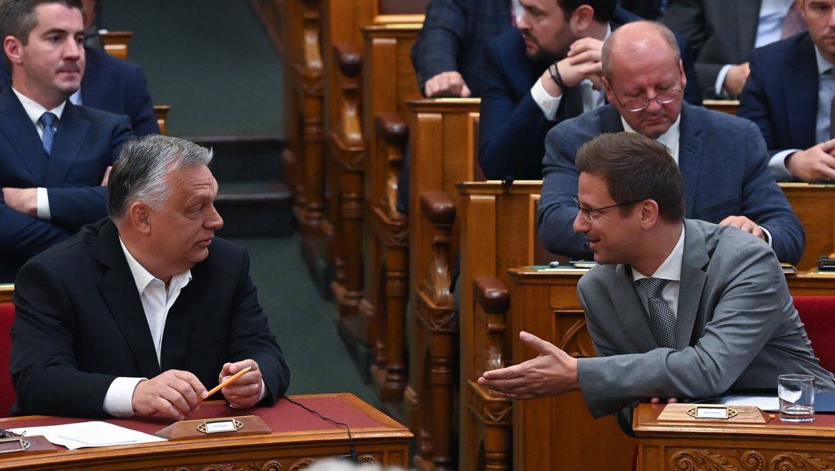 Budapest, 2023. május 3.
Orbán Viktor miniszterelnök (b) és Gulyás Gergely Miniszterelnökséget vezető miniszter az Országgyűlés plenáris ülésén 2023. május 3-án.
MTI/Máthé Zoltán