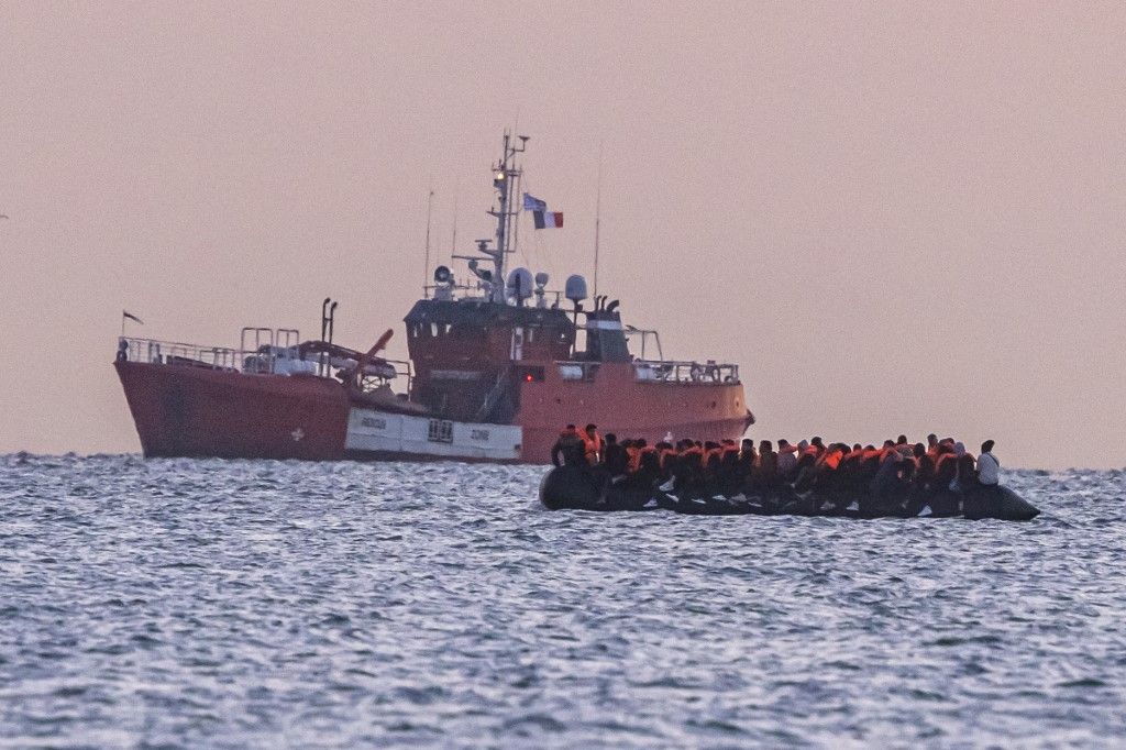 A migránsok miatt estek egymásnak a britek az utcákon