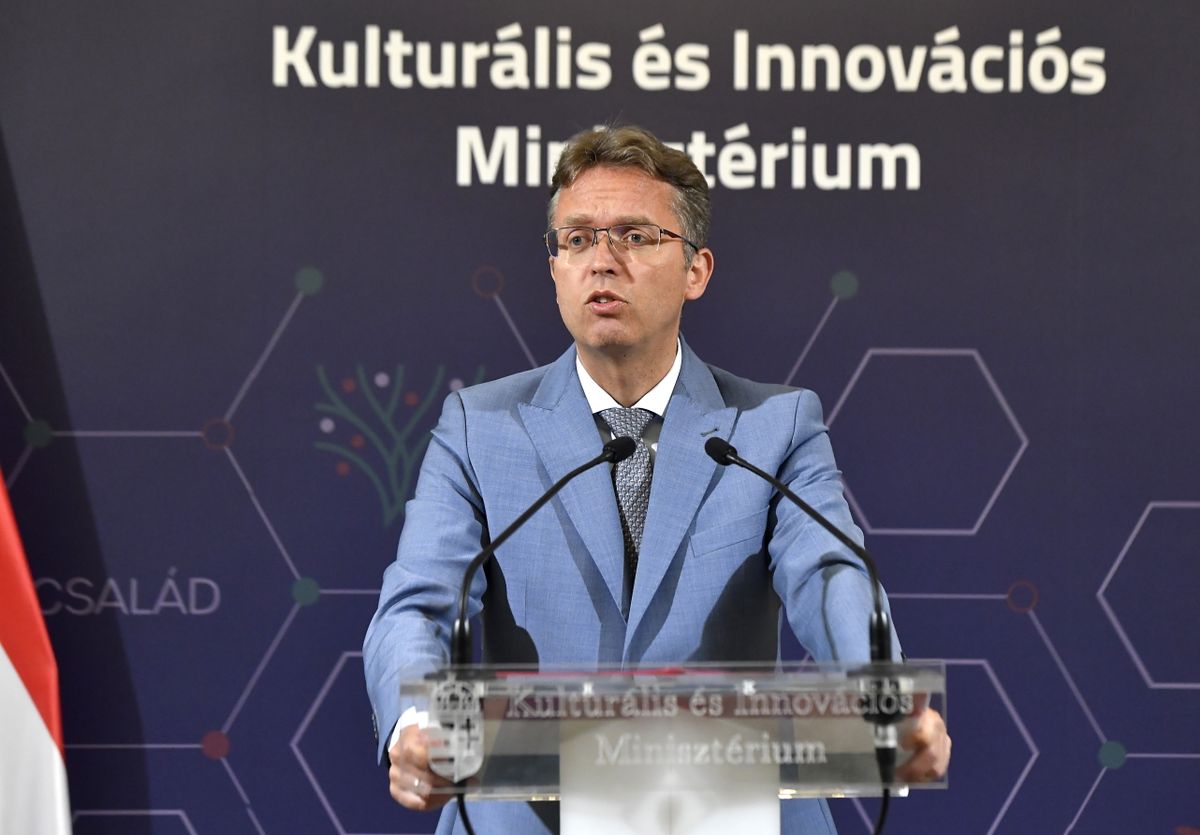 Budapest, 2025. augusztus 18.
Hankó Balázs kulturális és innovációs miniszter a hátránykompenzációs és pályaorientációs programról a minisztériumban tartott sajtótájékoztatón 2025. augusztus 18-án.
MTI/Soós Lajos