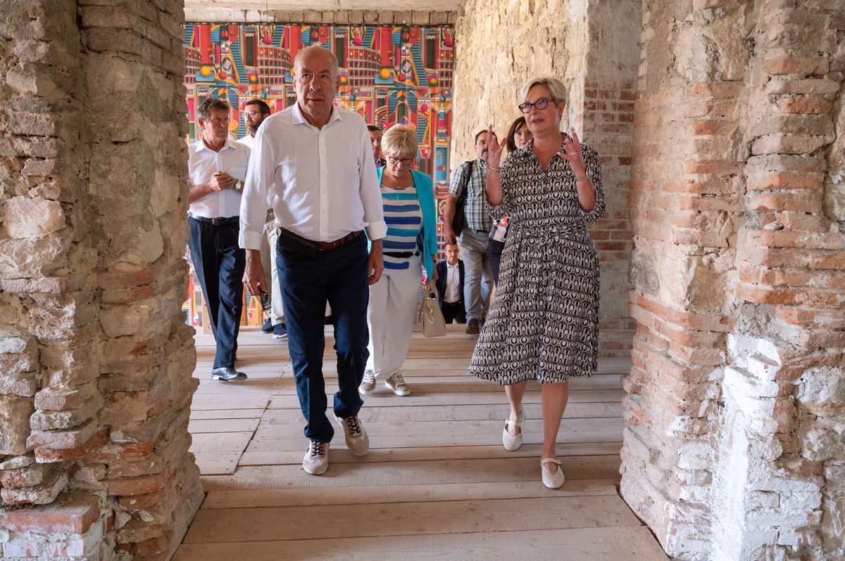 Bonchida, 2025. augusztus 17.
Sulyok Tamás köztársasági elnök (b) felesége, Nagy Zsuzsanna (k), valamint Hegedüs Csilla, a Transylvania Trust Alapítvány elnöke (j) társaságában három napos erdélyi magánlátogatásának első napján, 2025. augusztus 17-én.
MTI/Kiss Gábor