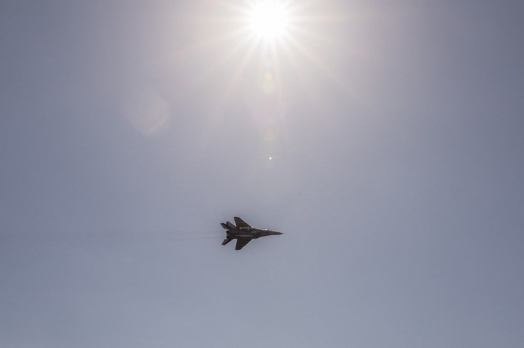Egy ukrán kétmotoros Mikojan MiG–29 vadászgép repül a Donyeck régió felett 2024. március 28-án