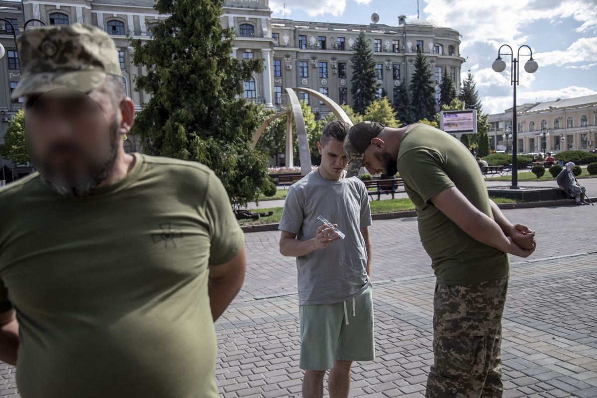 Az ukrán toborzó szerint a kényszersorozásból szerzett pénz többet ér, mint a katonai szolgálat. 