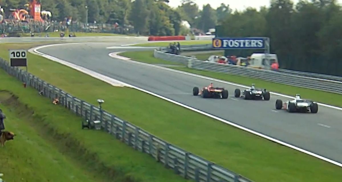Häkkinen jobbról, míg Schumacher balról előzte a brazilt