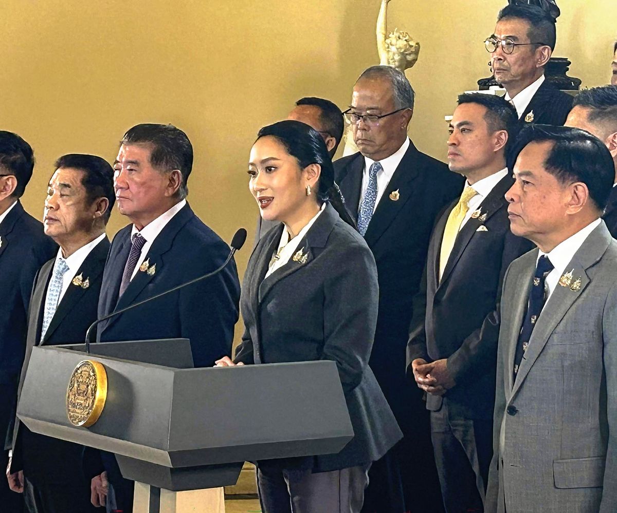 A thai miniszterelnök egy telefonbeszélgetésbe bukott bele 