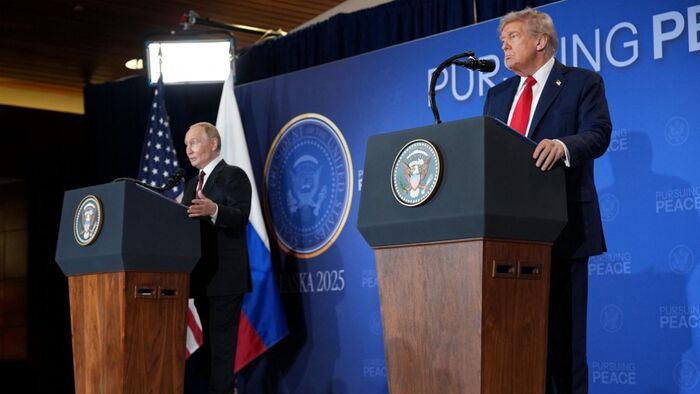 Donald Trump amerikai elnök és Vlagyimir Putyin orosz elnök közös sajtótájékoztatót tartanak az ukrajnai helyzetről szóló amerikai-orosz csúcstalálkozó után az alaszkai Anchorage-ban található Elmendorf-Richardson közös támaszponton, 2025. augusztus 15-én
