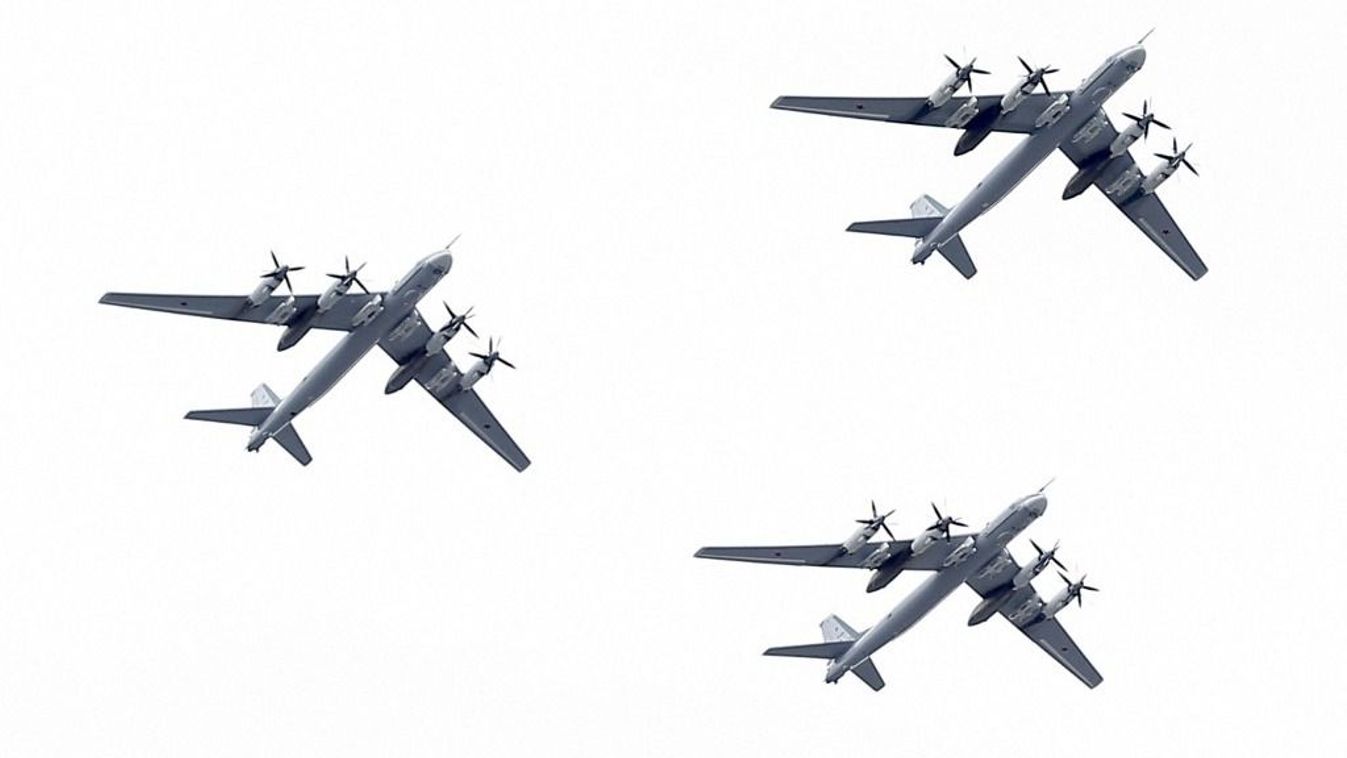 Orosz Tupoljev Tu-95MS bombázógépek repülnek a győzelem napján tartott katonai parádén, amellyel a náci Németország felett aratott győzelmet ünneplik