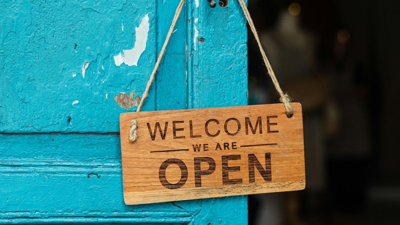 nyitva,open