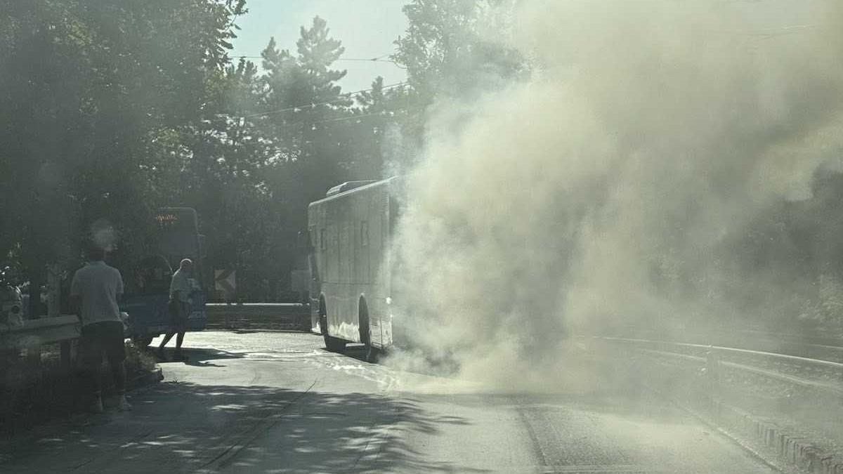 Jobb, ha ezentúl porral oltóval utazunk, újabb busz gyulladt ki Budapesten – videó