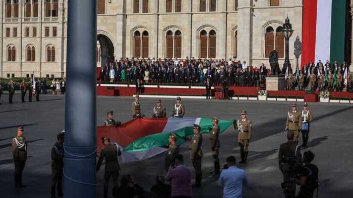 Augusztus 20. Szent István nap ünnep Parlament zászlófelvonás