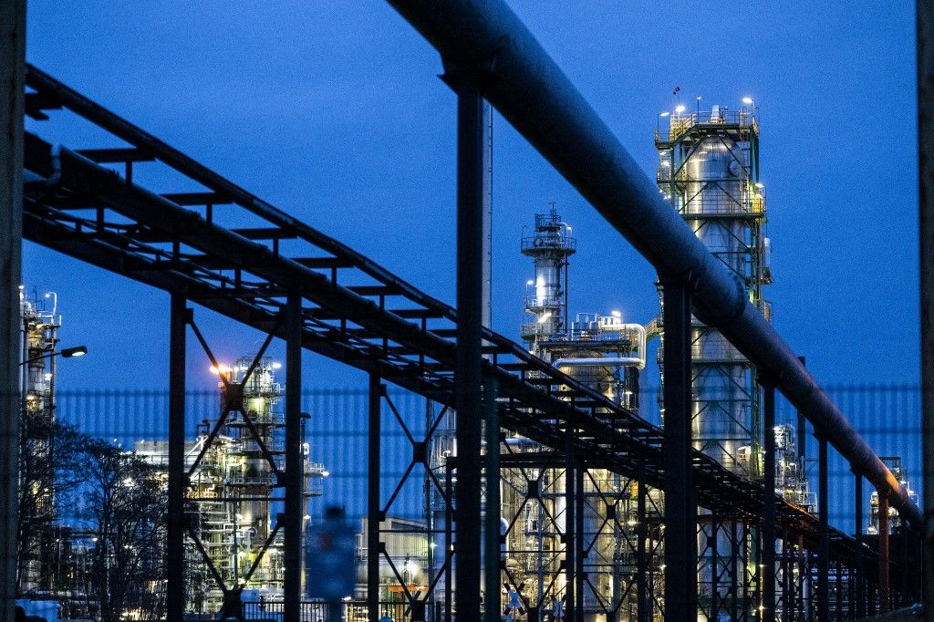 A PCK-Raffinerie GmbH ipari területén található olajfinomító létesítményei este meg vannak világítva. 2023 januárjától az Oroszországból a Barátság Kőolajvezetéken keresztül történő olajszállításokat felfüggesztették.