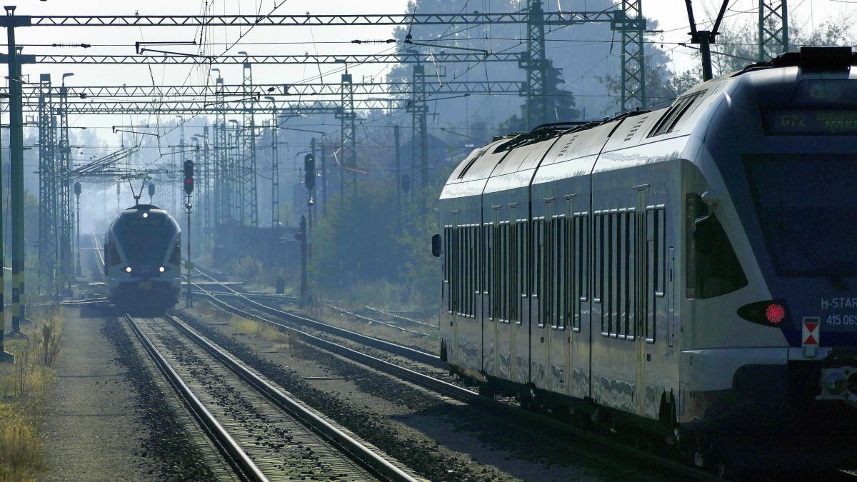Dorog, 2022. október 22.
A MÁV Start Zrt. Budapest Nyugati pályaudvara és Esztergom között közlekedő Stadler FLIRT modern személyszállító vonatai közül kettő a város térségében, felújított, nemrég villamosított dupla sínpályáján, az ugyancsak modernizált vasútállomás közelében.
MTVA/Bizományosi: Jászai Csaba
***************************
Kedves Felhasználó!
Ez a fotó nem a Duna Médiaszolgáltató Zrt./MTI által készített és kiadott fényképfelvétel, így harmadik személy által támasztott bárminemű – különösen szerzői jogi, szomszédos jogi és személyiségi jogi – igényért a fotó szerzője/jogutódja közvetlenül maga áll helyt, az MTVA felelőssége e körben kizárt.