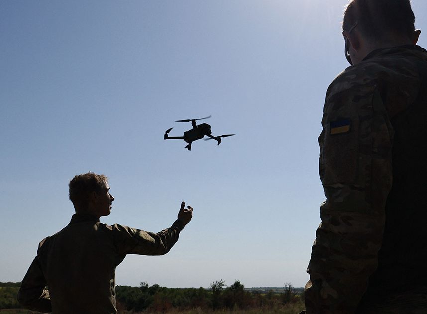 In this handout photograph taken and released on August 30, 2025, by the Press Service of the 65th Mechanized Brigade of Ukrainian Armed Forces, Ukrainian servicemen take part in a training exercise with a drone at an undisclosed location in Zaporizhzhia region, amid the Russian invasion of Ukraine. (Photo by Andriy ANDRIYENKO / 65th Mechanized Brigade of Ukrainian Armed Forces / AFP) / RESTRICTED TO EDITORIAL USE - MANDATORY CREDIT "AFP PHOTO / 65th MECHANIZED BRIGADE OF THE UKRAINIAN ARMED FORCES / ANDRIY ANDRIYENKO" -  HANDOUT - NO MARKETING NO ADVERTISING CAMPAIGNS - DISTRIBUTED AS A SERVICE TO CLIENTS - AFP CANNOT INDEPENDENTLY VERIFY THE AUTHENTICITY OR LOCATION, DATE, AND CONTENT OF THESE IMAGES. /