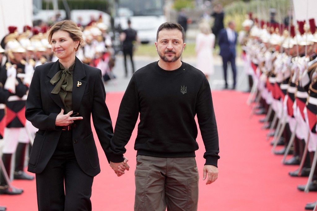 Ukraine's President Volodymyr Zelensky (R) and his wife Olena Zelenska arrive to attend the International commemorative ceremony at Omaha Beach marking the 80th anniversary of the World War II "D-Day" Allied landings in Normandy, in Saint-Laurent-sur-Mer, in northwestern France, on June 6, 2024. The D-Day ceremonies on June 6 this year mark the 80th anniversary since the launch of 'Operation Overlord', a vast military operation by Allied forces in Normandy, which turned the tide of World War II, eventually leading to the liberation of occupied France and the end of the war against Nazi Germany. (Photo by Virginia Mayo / POOL / AFP)