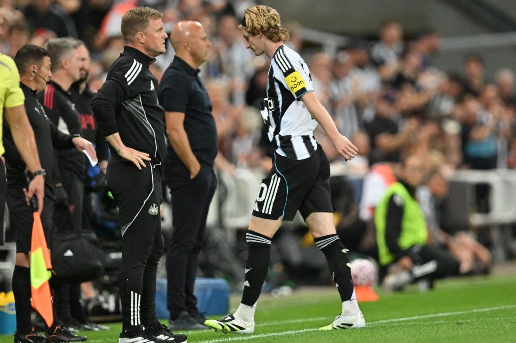 A VAR közbelépése után kapott piros lapot Anthony Gordon a Liverpool ellen
