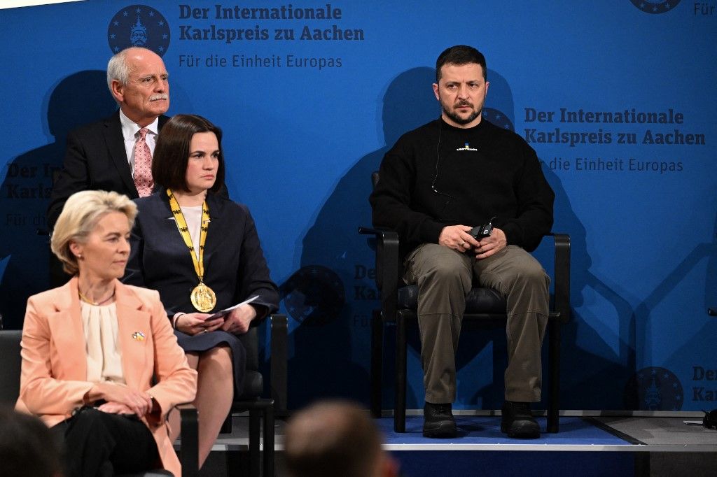 European Commission President Ursula von der Leyen, Belarusian opposition leader and former laureate of the International Charlemagne Prize of Aachen (Karlspreis) Svetlana Tikhanovskaya and Ukraine's President Volodymyr Zelensky attend the award ceremony of the International Charlemagne Prize of Aachen 2023 to the President and the people of Ukraine on May 14, 2023 in Aachen, western Germany. The International Charlemagne Prize of Aachen is the oldest and best-known prize awarded for work done in the service of European unification. Zelensky and the People of Ukraine are given the prize for "fighting to defend not only the sovereignty of their country and the lives of its citizens, but also Europe and European values". (Photo by Federico Gambarini / POOL / AFP)