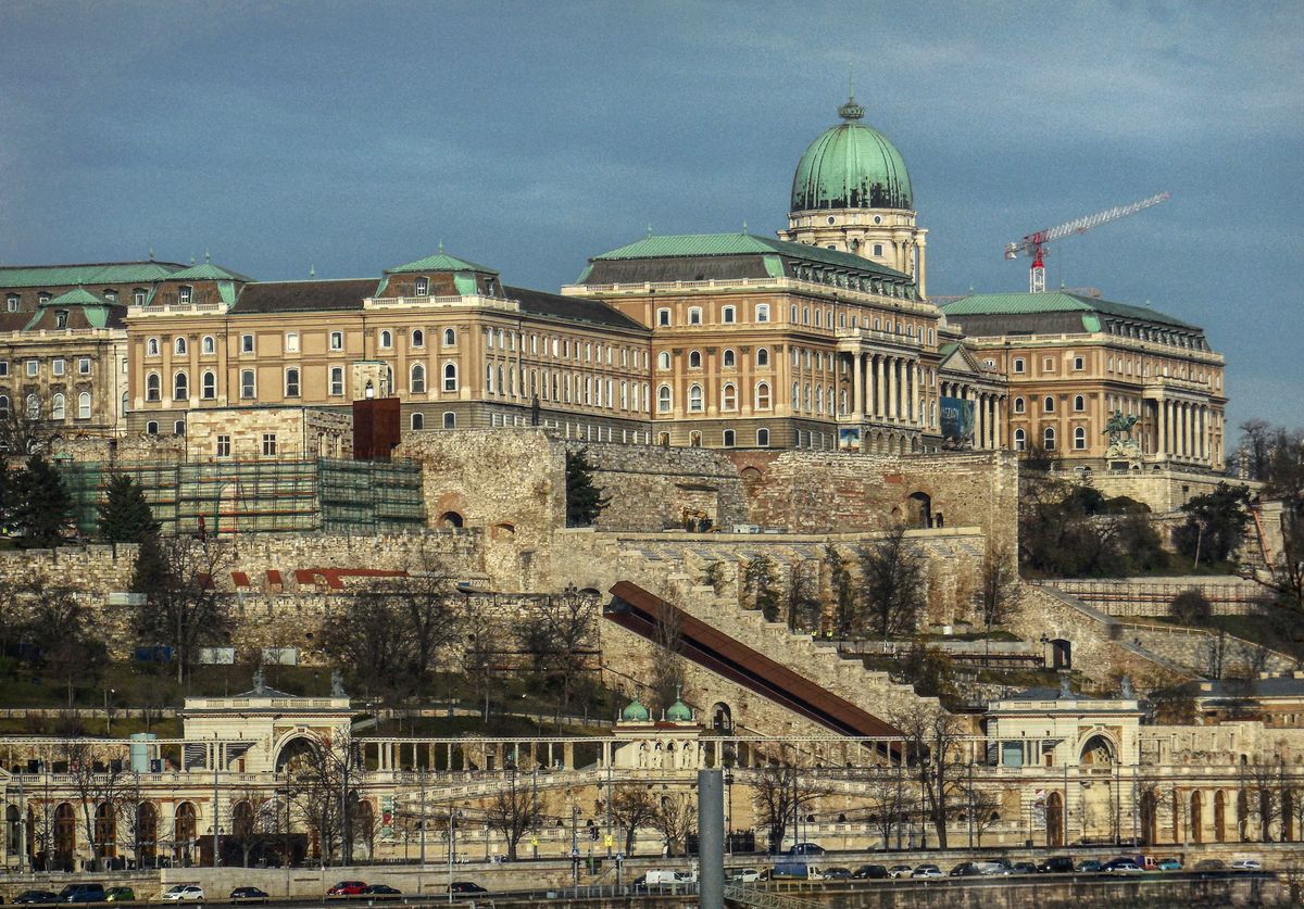 Budapest, 2023. március 10.
A Budai Vár főépületete a palota, a várfalakkal a Várhegyen a Duna folyó felől. Előtérben a Várkert Bazár (Várbazár) a főváros I. kerületében, az Ybl Miklós téren. Az Ybl Miklós tervei szerint 1875 és 1883 között, neoreneszánsz stílusban, a Várkert Duna felőli lezárásaként létesült épület kiemelt műemlék, a világörökség része.
MTVA/Bizományosi: Róka László 
***************************
Kedves Felhasználó!
Ez a fotó nem a Duna Médiaszolgáltató Zrt./MTI által készített és kiadott fényképfelvétel, így harmadik személy által támasztott bárminemű – különösen szerzői jogi, szomszédos jogi és személyiségi jogi – igényért a fotó szerzője/jogutódja közvetlenül maga áll helyt, az MTVA felelőssége e körben kizárt.