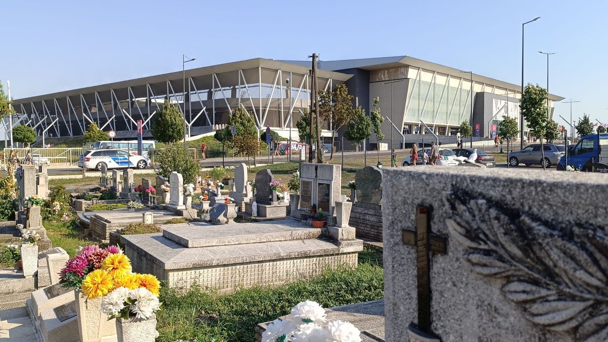 A Sóstói Stadion szomszédságában két temető is van, de a Vidi-szurkolók szerint még korai lenne temetni a fehérvári labdarúgást.