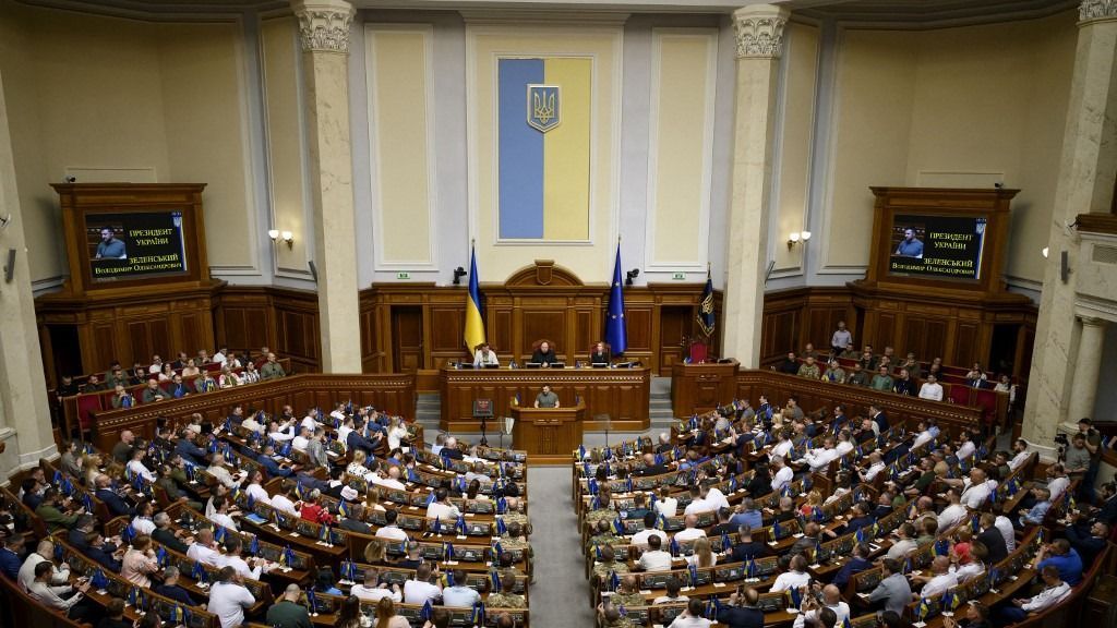 IMF Volodimir Zelenszkij ukrán elnök (középen) beszédet mond az ukrán parlament (Verhovna Rada) plenáris ülésén