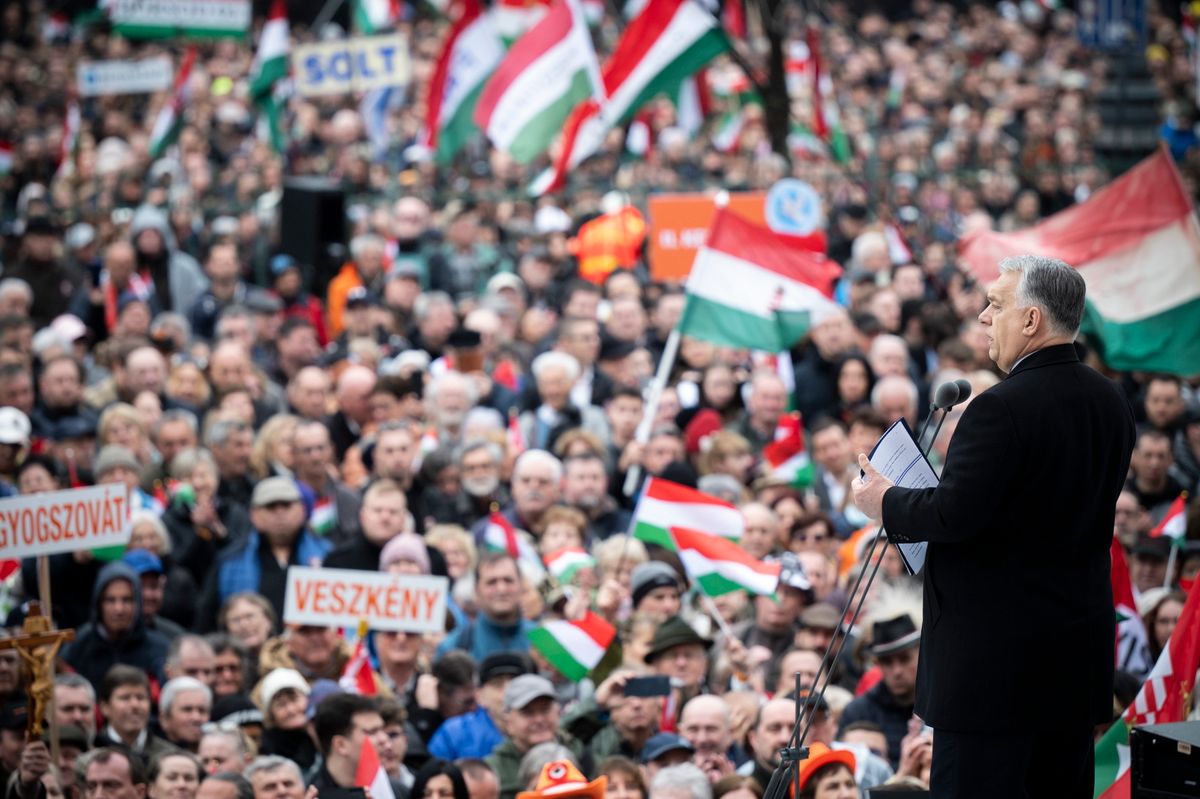 Budapest, 2025. március 15.
A Miniszterelnöki Sajtóiroda által közreadott képen Orbán Viktor miniszterelnök beszédet mond az 1848/49-es forradalom és szabadságharc 177. évfordulója alkalmából tartott állami díszünnepségen a Múzeumkertben 2025. március 15-én.
MTI/Miniszterelnöki Sajtóiroda/Benko Vivien Cher