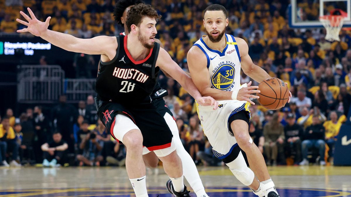 Az NBA tavalyi rájátszásában Alperen Sengün épp a Golden State Warriors legendája, Steph Curry ellen védekezik.