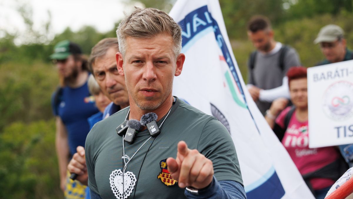 20250520 Ecsegfalva
Magyar Péter, a Tisza Párt elnöke az Egymillió lépés a békéért és a nemzeti összefogásért elnevezésű országjáráson. A menet során mintegy 300 kilométert tesznek meg Nagyváradig, ami az országjárás célállomása lesz.
Fotó: Hatlaczki Balázs HB
MW
A képen: Magyar Péter gyaloglása Ecsegfalva közelében