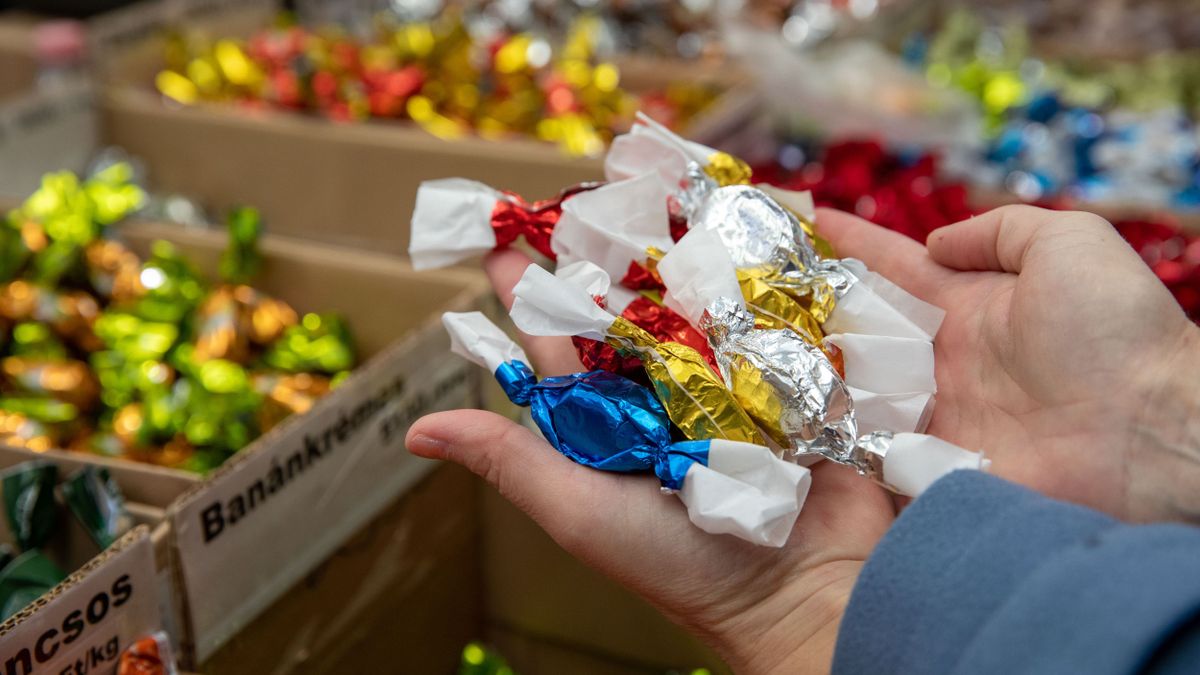 szaloncukor 20241126 ZalaegerszegSzaloncukor körkép, a zalaegerszegi piacon. Takács Tiborné Éva zalaegerszegi standjához folyamatosan érkeztek a vásárlók, már most kelendő a szaloncukor.Fotó: Pezzetta Umberto puZalai Hírlap