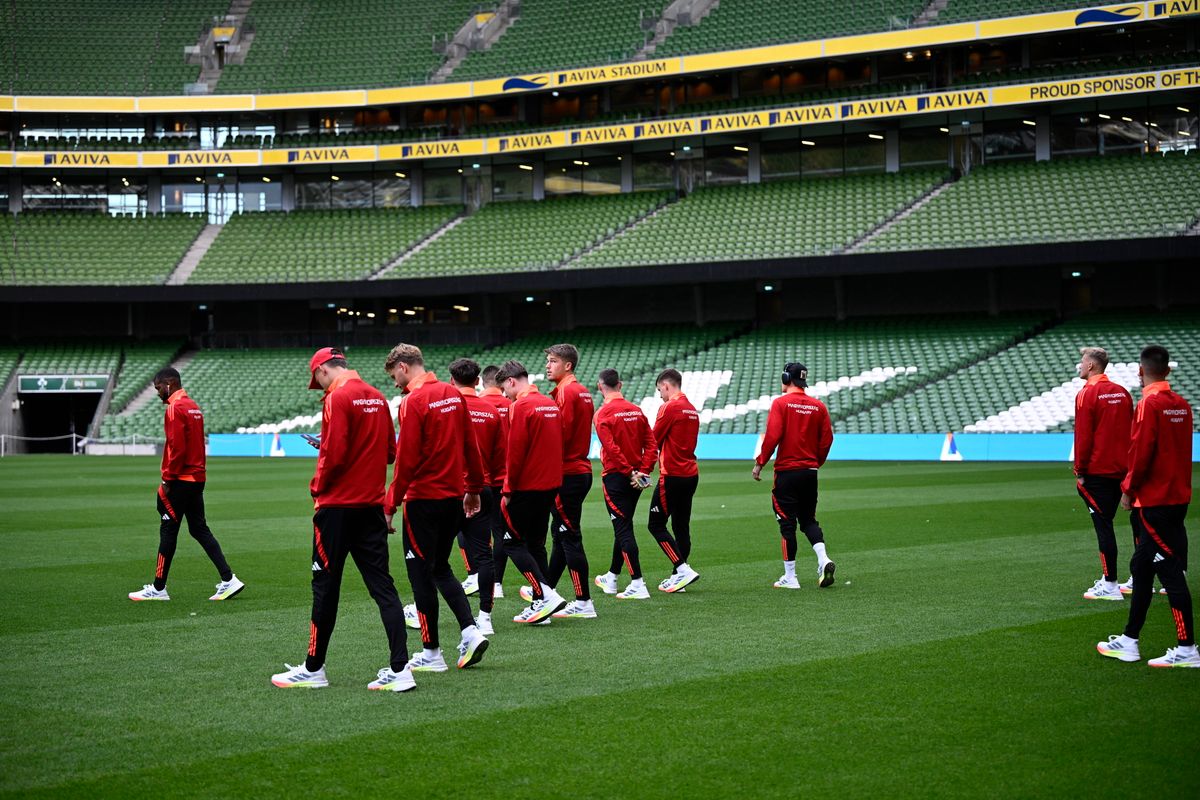A magyar válogatott alaposan szemügyre vette a dublini Nemzeti Stadion gyepszőnyegét