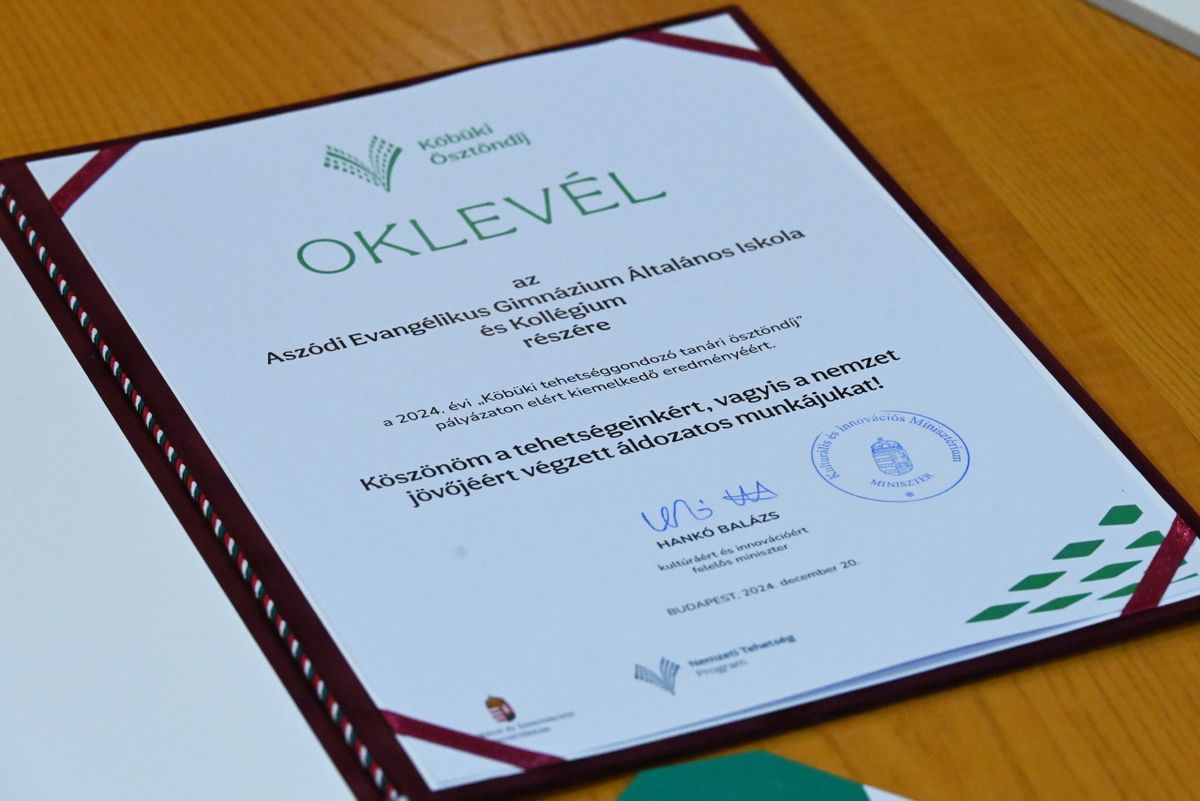 Aszód, 2025. január 28.
A Köbüki tehetséggondozó tanári ösztöndíj oklevele az ösztöndíjak átadásán az Aszódi Evangélikus Gimnázium, Általános Iskola és Kollégium épületében 2025. január 28-án.
MTI/Máthé Zoltán