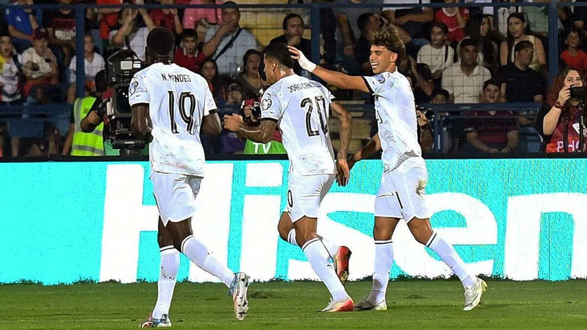 Joao Cancelo (középen) góllal és gólpasszal vette ki a részét a portugál válogatott szombati nagy győzelméből