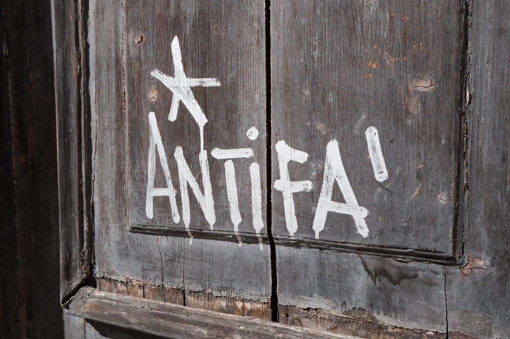 Donald Trump amerikai elnök példáját követve az Antifa mozgalom terrorszervezetté minősítésére tett javaslatot Szijjártó Péter