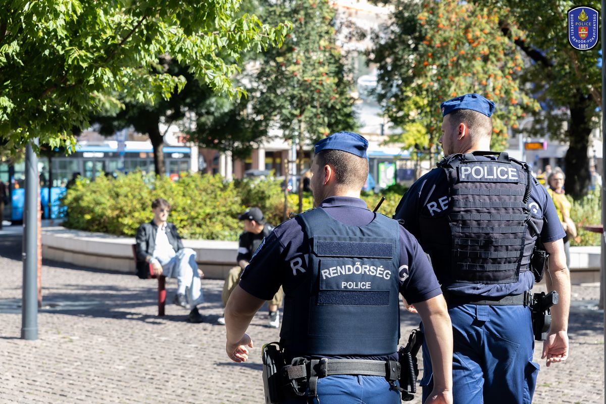 Járőröző rendőrök a Blaha Lujza térnél (Forrás: police.hu)