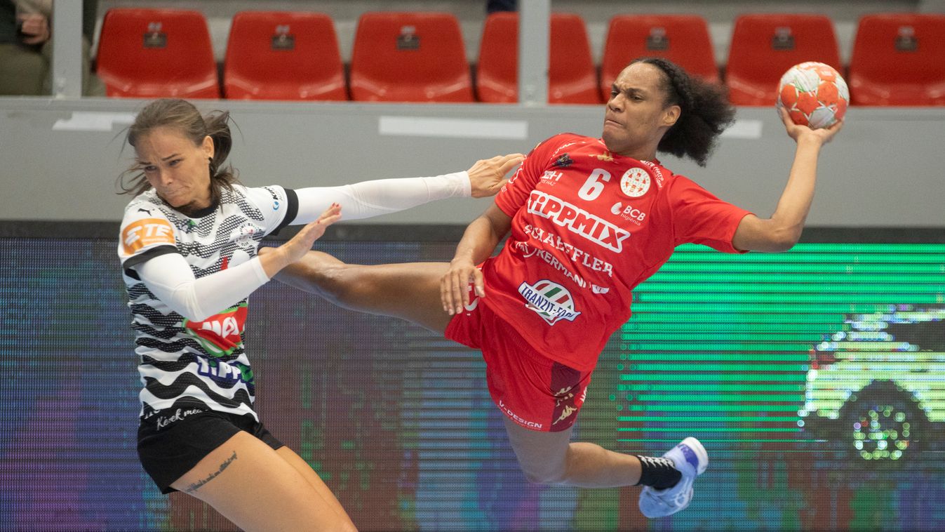 Océane Sercien-Ugolin lő kapura Hajtai Vanessza mellett a tavalyi Esztergom-DVSC mérkőzésen