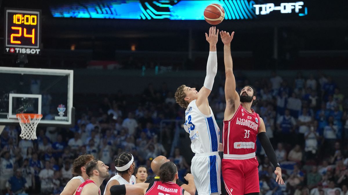 Finnország egyik legjobbja, Lauri Markkanen és Georgia kiválósága, Goga Bitadze ugrott fel a labdáért a meccs kezdetén