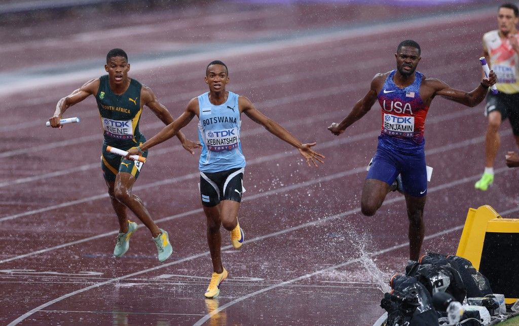 A tokiói atlétikai vb zárónapján óriási esőzés volt, a férfidiszkoszvetés mellett a férfi 4x400 méteres váltót is befolyásolta