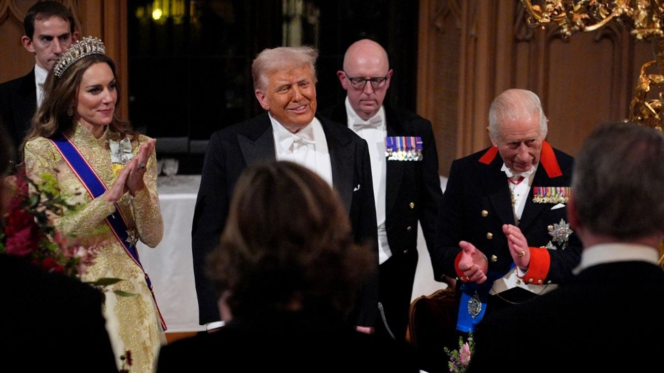 Donald Trump amerikai elnök (középen) és III. Károly brit király (Fotó: AFP)