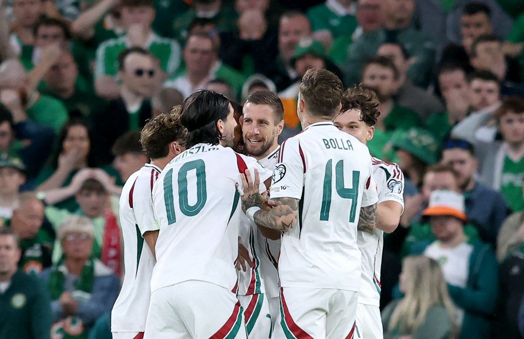 A társak okkal ünneplik Varga Barnabást, aki két gólt szerzett a Portugália elleni vb-selejtezőn. Csak éppen a magyar válogatott középcsatára ismét sárga lapot kapott, így nem játszhat Örményország ellen