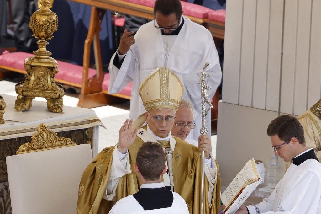 VATICAN CITY, VATICAN, SEPTEMBER 07: Pope Leo XIV delivers his blessing to the faithful at the end of a Mass for the canonization of Pier Giorgio Frassati and Carlo Acutis in St. Peter's Square at the Vatican, on September 07, 2025. Riccardo De Luca / Anadolu (Photo by RICCARDO DE LUCA / Anadolu via AFP)