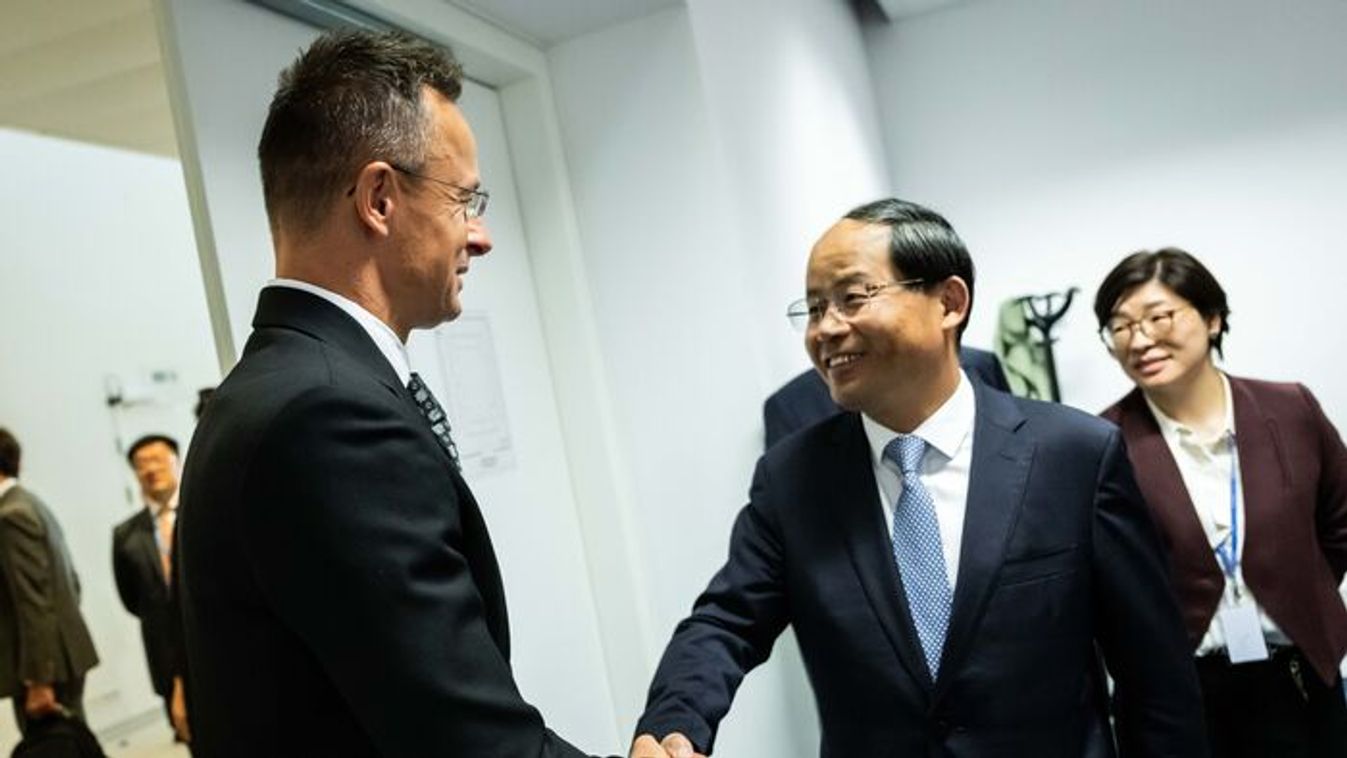 Hungarian Minister of Foreign Affairs and Trade Peter Szijjarto and Shan Zhongde, Chairman of the China Atomic Energy Authority (Photo: MTI/Foreign Ministry)