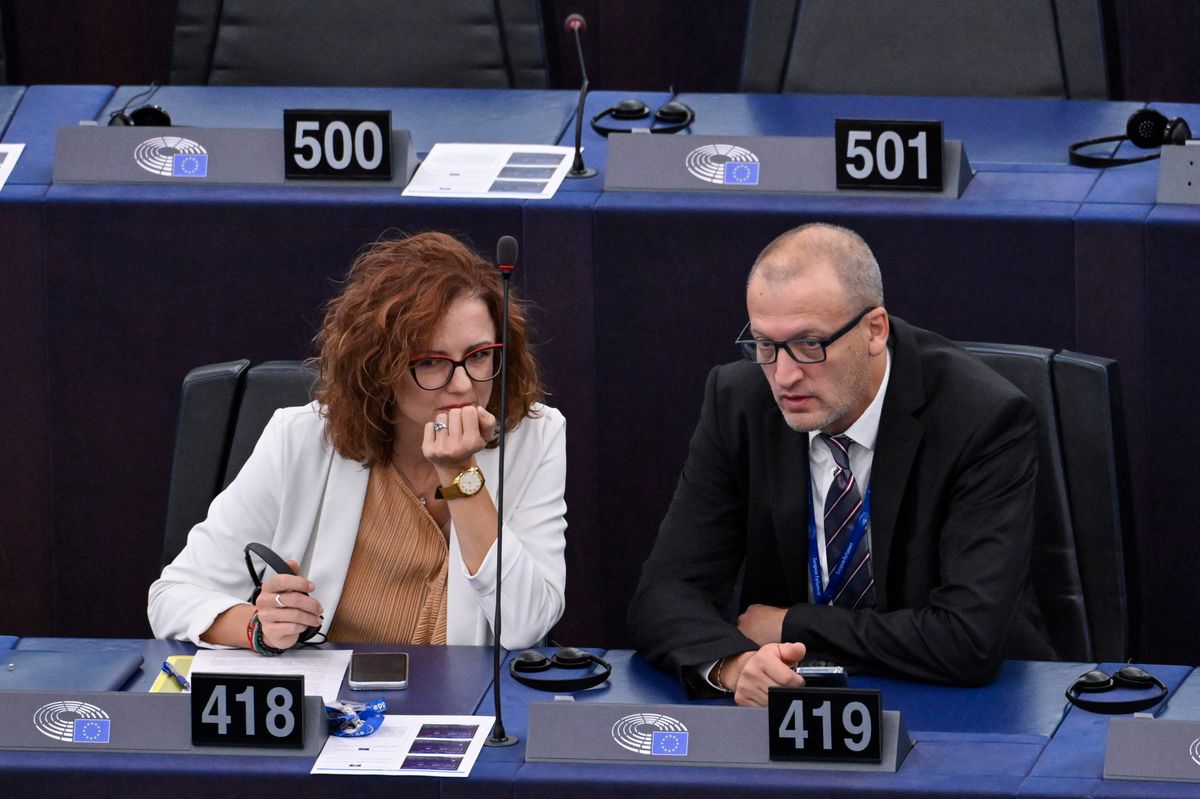 Strasbourg, 2024. szeptember 18.
Gerzsenyi Gabriella, a Tisza Párt EP-képviselője és Tarr Zoltán, a Tisza Párt EP-delegációjának vezetője az Európai Parlament plenáris ülésén Strasbourgban 2024. szeptember 18-án.
MTI/Purger Tamás