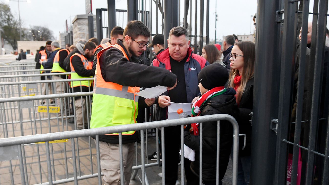 magyar-portugál
Budapest, 2019. november 15.
Szurkolók a beléptetőkapuknál Puskás Aréna nyitóünnepsége előtt 2019. november 15-én.
MTI/Koszticsák Szilárd