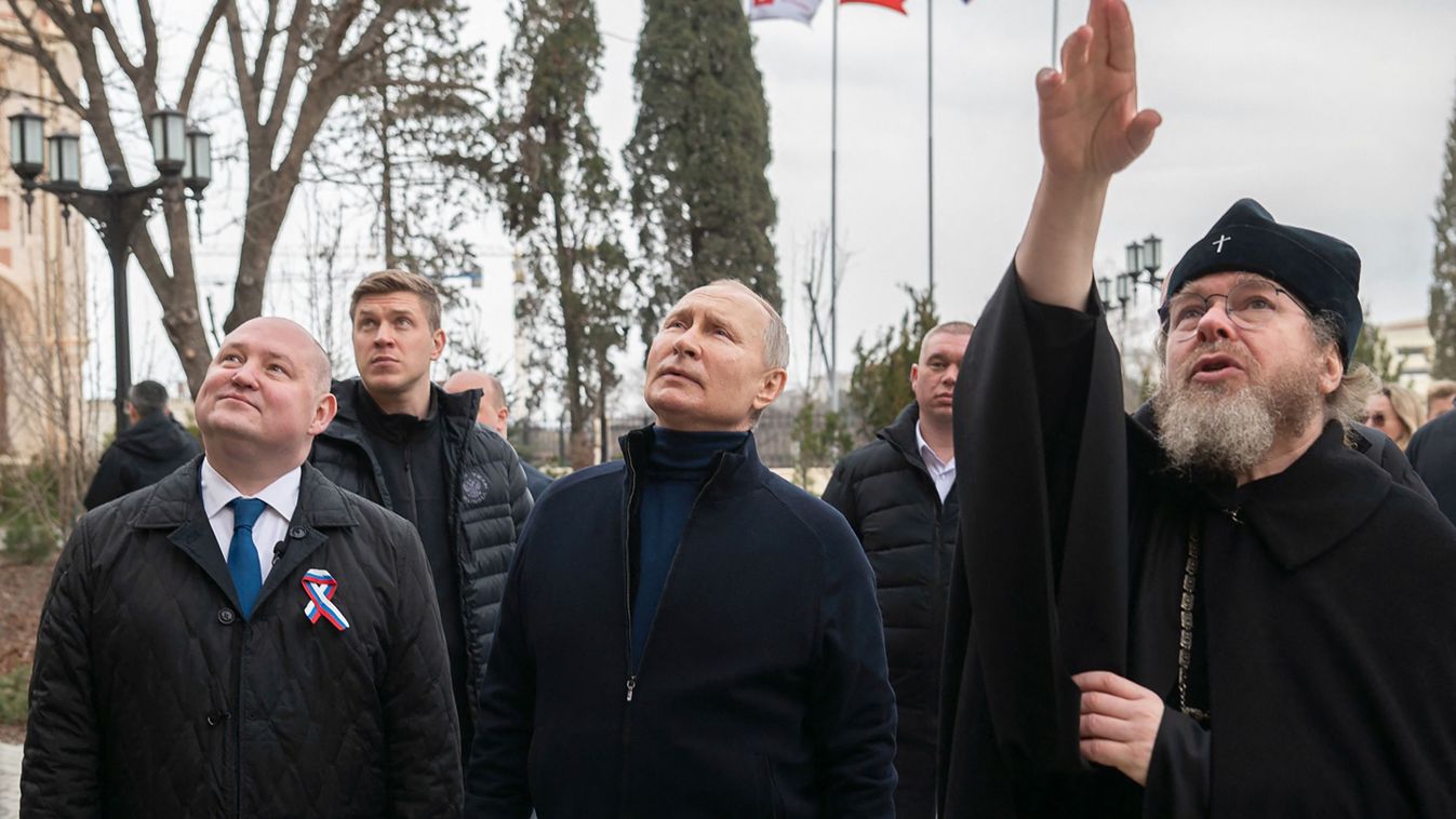Tyihon Sevkunov metropolita és Vlagyimir Puytin orosz elnök (Fotó: AFP)