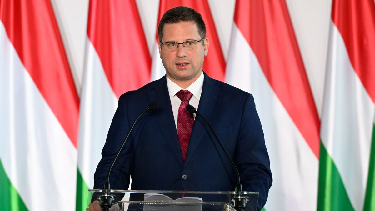 Gulyás Gergely: Minden rendvédelmi dolgozó hathavi juttatást kap + videó