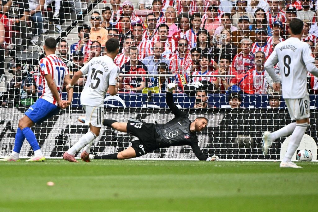 Oblak tehetetlen volt.