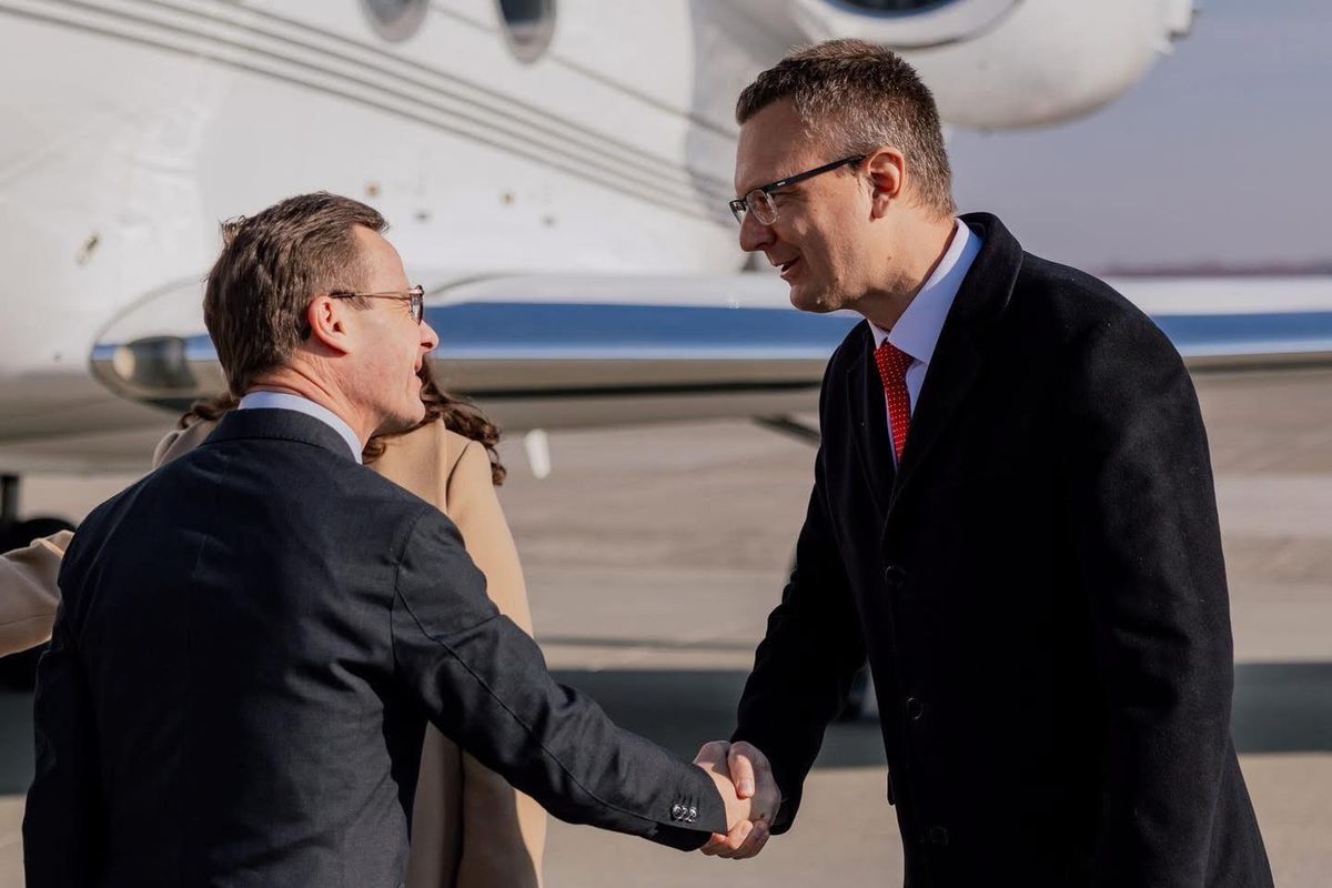 Orbán Viktor bírálói helyett a saját rendőrfőkapitányát kellene meghallgatnia a svéd kormányfőnek, miközben miniszterei sem biztonságban élnek.