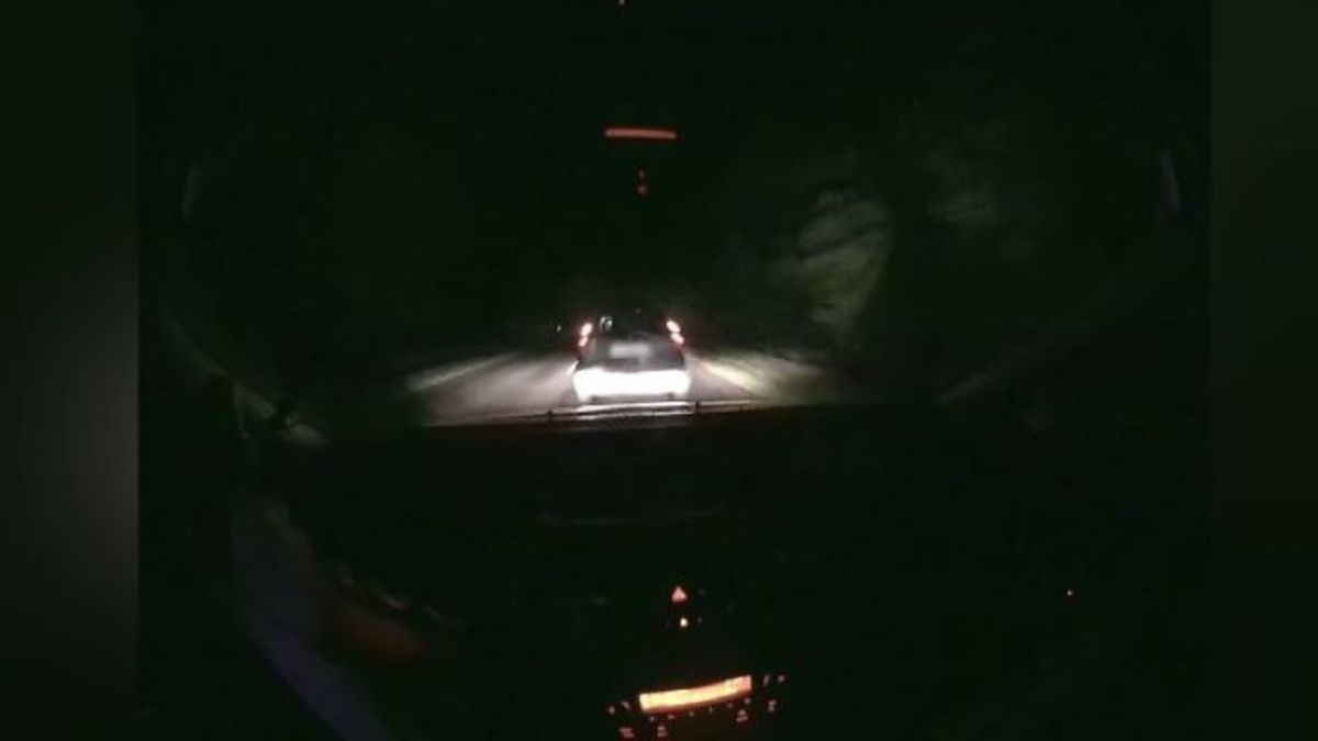 Úton veszteglő autóba rohant a reflektorral elvakított sofőr Ceglédnél + videó