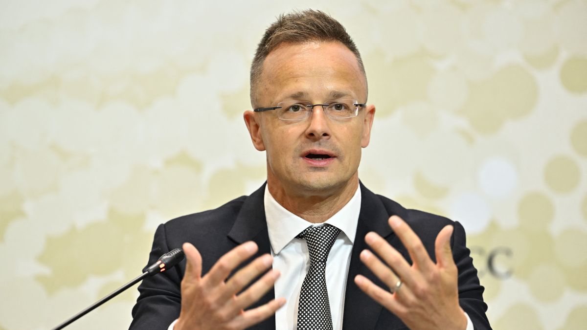 Szijjártó Péter: A kormány megvédi a magyarokat az európai gazdasági mélyrepülés következményeitől