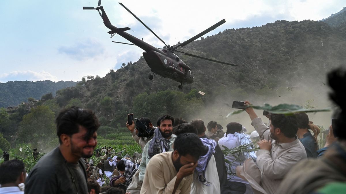 EDITORS NOTE: Graphic content / A military helicopter airlifts injured Afghans after earthquakes at Mazar Dara village in Nurgal district, Kunar province, in Eastern Afghanistan, on September 1, 2025. More than 800 people have died and over 2,700 were injured from August 31 night to September 1, 2025, in eastern Afghanistan after a 6-magnitude earthquake, followed by at least five aftershocks felt hundreds of kilometers away. (Photo by Wakil Kohsar / AFP)