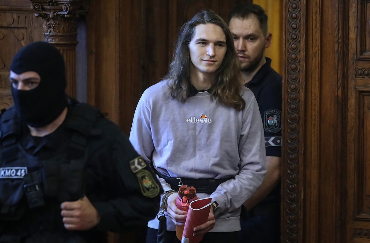 20250618 Budapest
Folytatódott a 2023 februári, budapesti antifa-támadások kapcsán bűnszervezetben elkövetett, életveszélyt okozó testi sértés bűntettének kísérletével és bűnszervezetben, aljas indokból elkövetett súlyos testi sértés bűntettének kísérletével vádolt Simeon (Maja) Ravi Trux pere.
fotó: Havran Zoltán (HZ)
MW